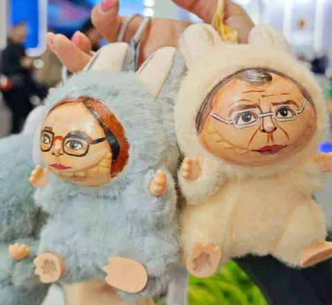 Бабушки в костюмах монстров