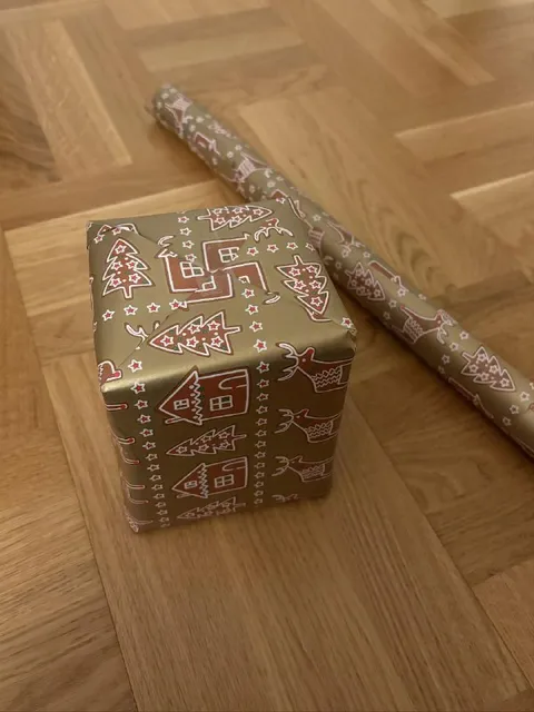 Подарок и оставшаяся упаковка