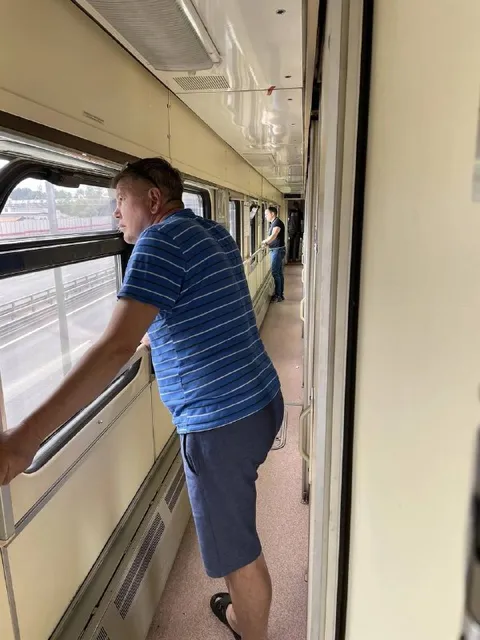 Мужик смотрит в окно поезда
