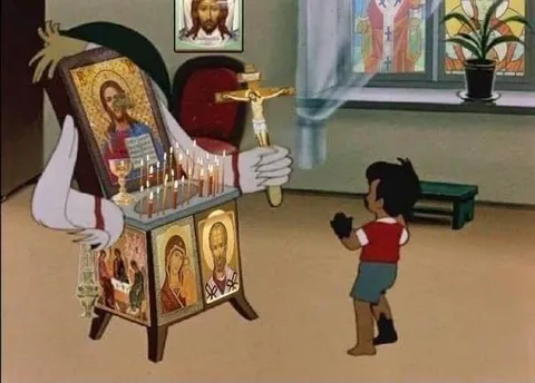 Мальчик молится перед иконами