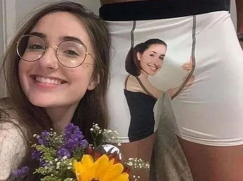 Девушка и странная ширма