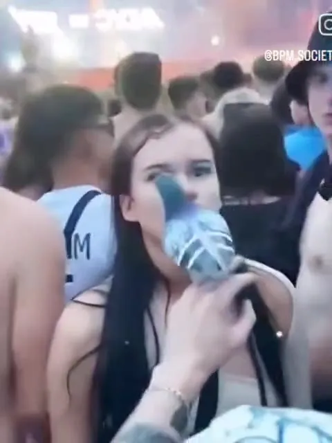 Девушка в шоке на рейве