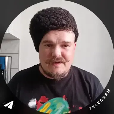 Мужчина заваривает лапшу кипятком