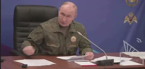 Путин яростно стучит по столу