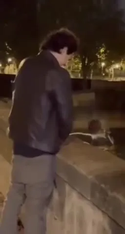 Кит в городском фонтане