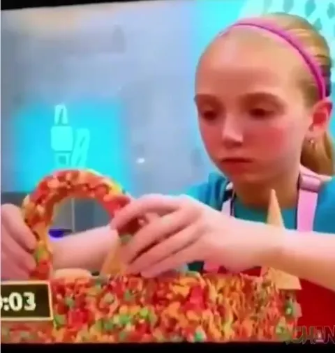 Девочка и конфетная арка