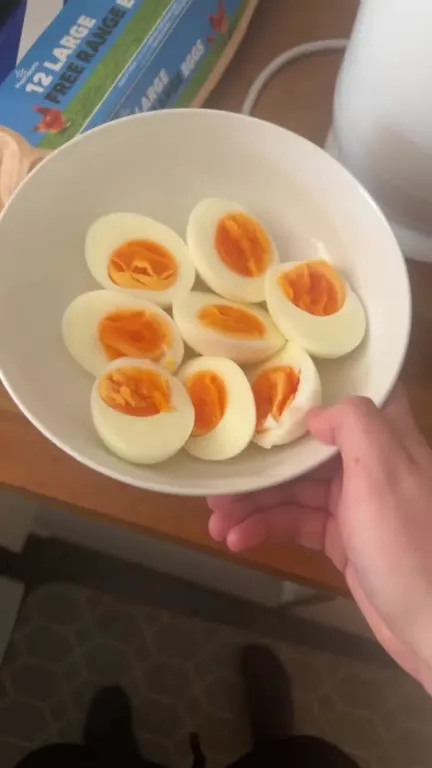 Миска яиц кружится