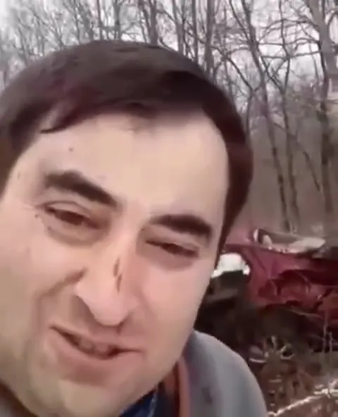 Мужчина на фоне разбитой машины