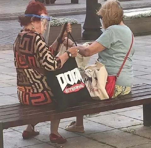 Бабушки несут вечную сумку