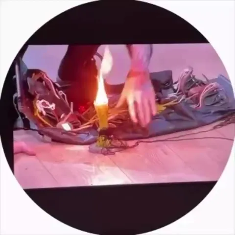 Мужчина сжигает странный предмет на сцене