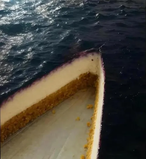 Пирог плывёт по морю