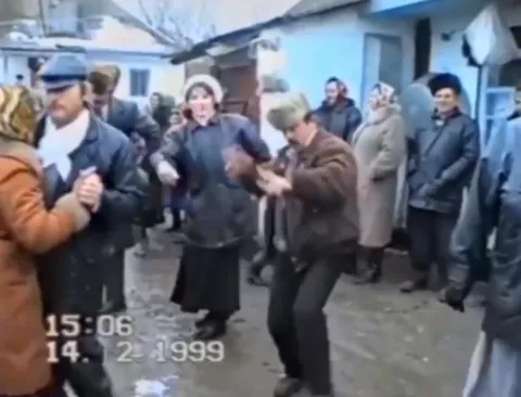 Бабушки лихо танцуют на празднике