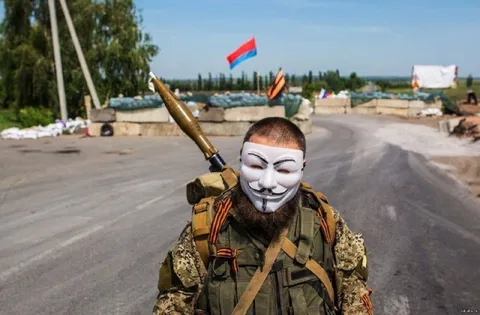 Боец в маске Гая Фокса