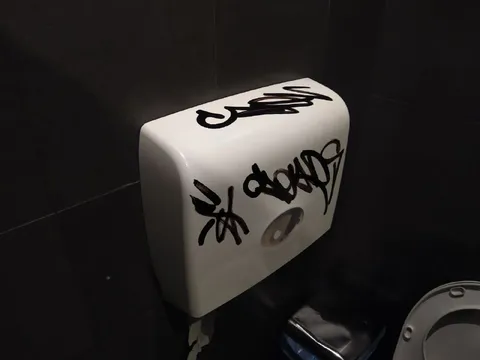 Граффити на бачке