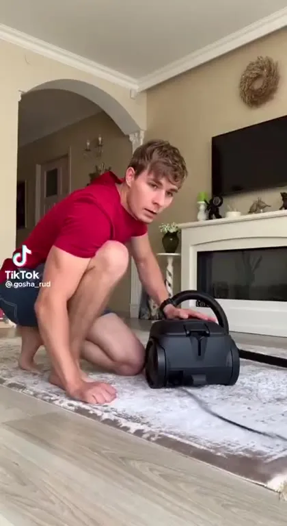 Мужчина и странный пылесос