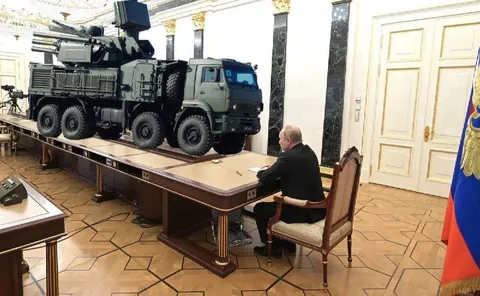 Путин и ракетный комплекс за столом