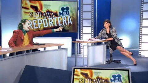 Joker celuje w reporterkę