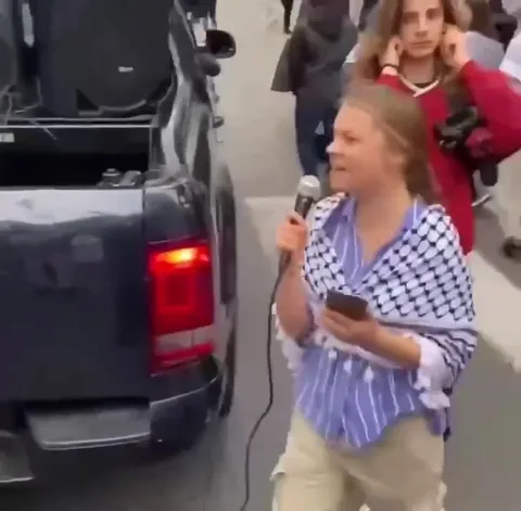 Уличный концерт с громкоговорителями