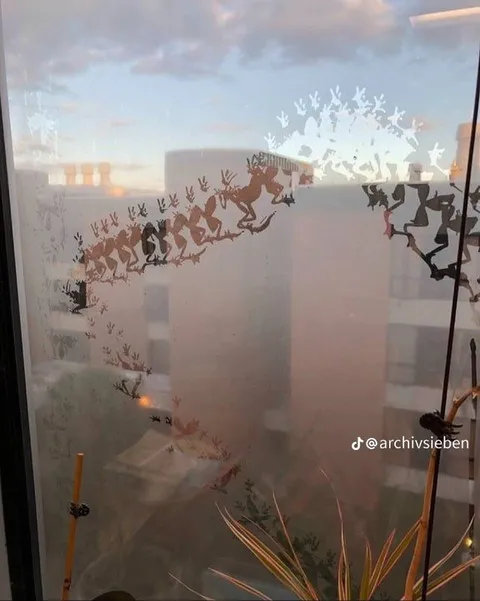 Олени бегут по окну