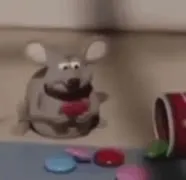 Мышь что-то жуёт