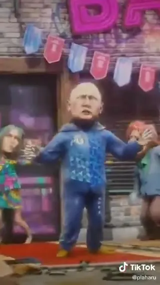 Безумный танец в синем костюме