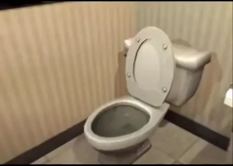 Туалет танцует под клубный хит
