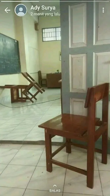 Стул у двери в классе