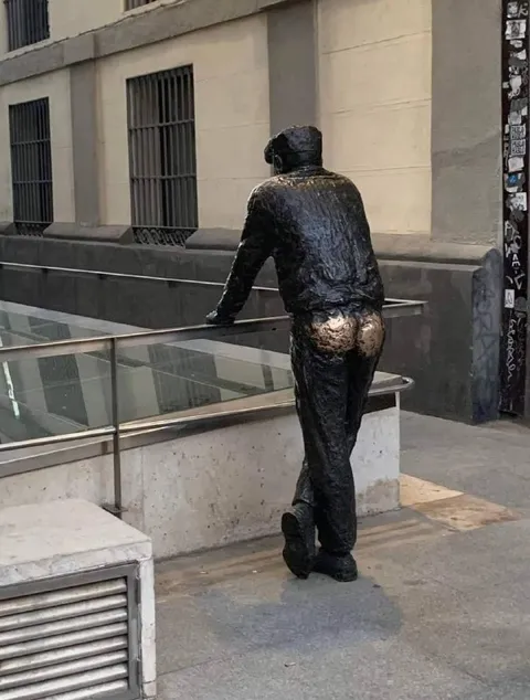 Блестящие ягодицы статуи