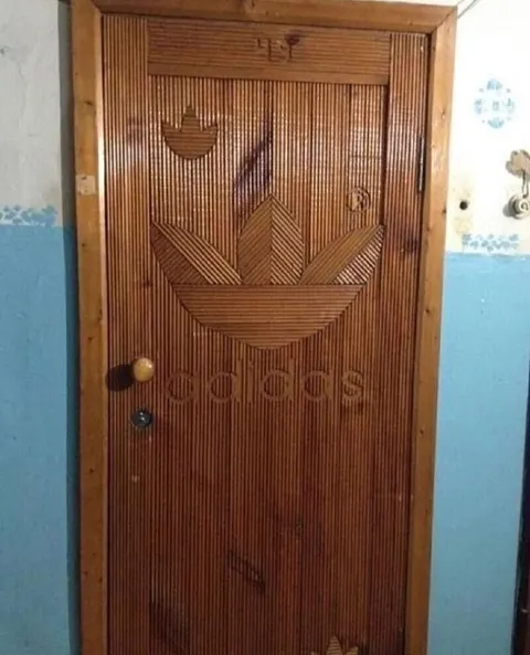 Адидас на двери