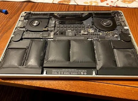 Вздутый аккумулятор MacBook