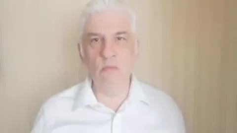 Мужчина эмоционально объясняет
