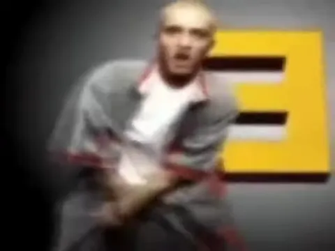 Блондин энергично танцует