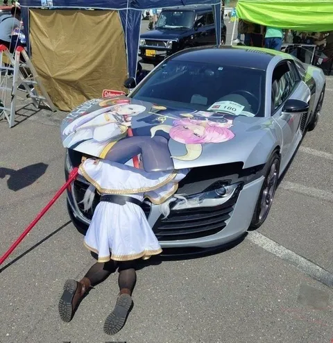 Аниме обнимает машину