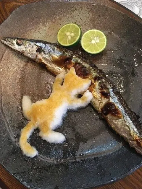 Котёнок ест рыбу