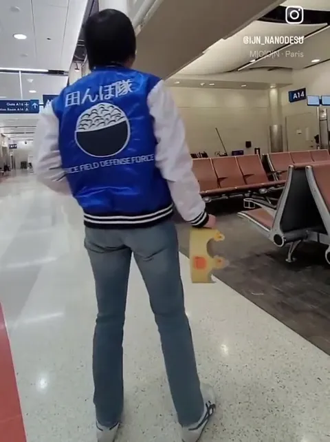 空港で突然踊り出す人
