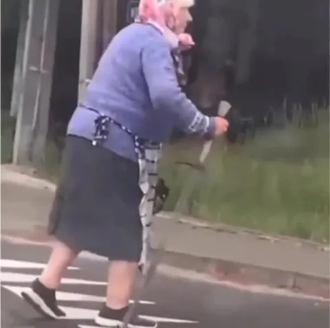 Бабушка под тяжёлую музыку