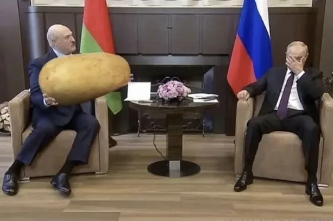 Лукашенко принёс картошку Путину