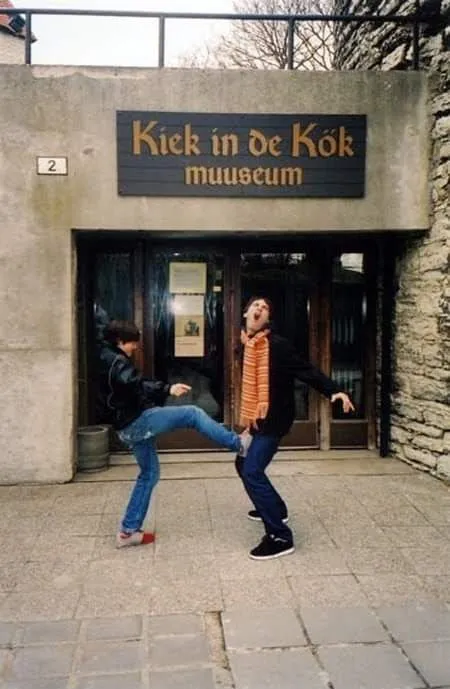 Kiek in de Kök Kick Pose