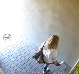 Девушка неожиданно падает у стены