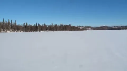 Самолёт дрифтует по снегу