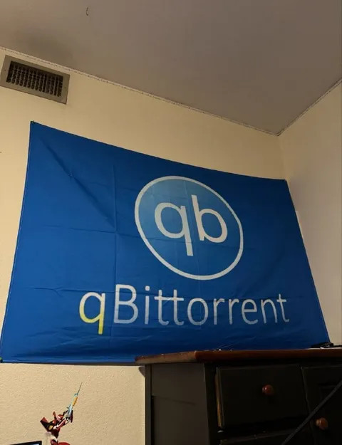Флаг qBittorrent на стене