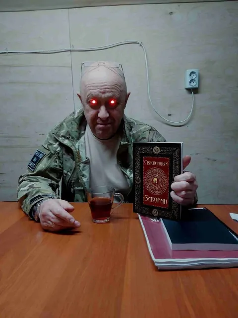 Священный Беброн с красными глазами