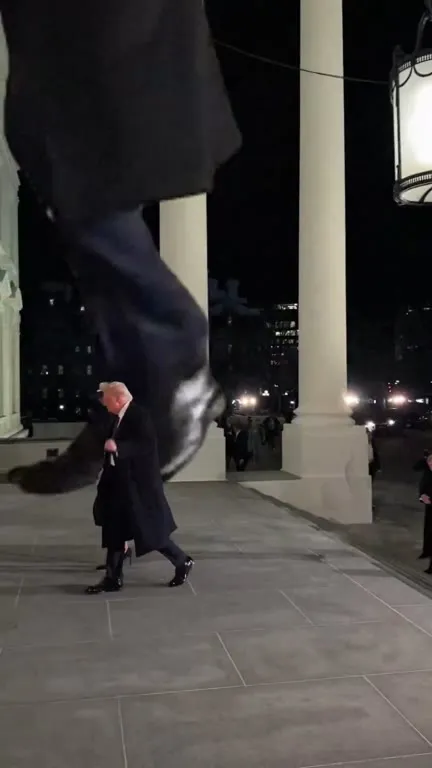 Гигантская нога провожает Трампа