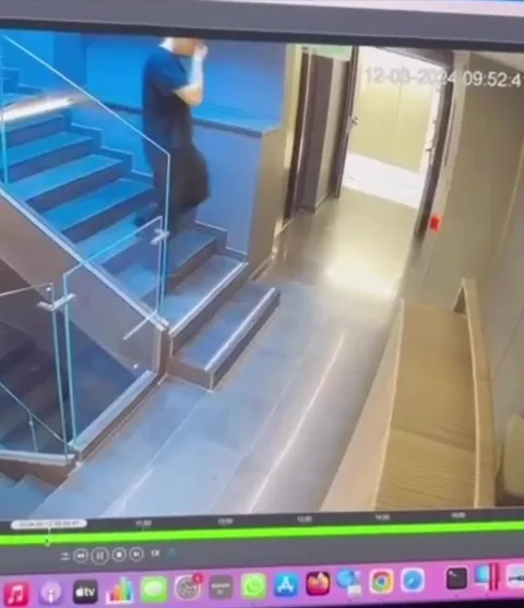 Мужчина случайно включает пожарную тревогу