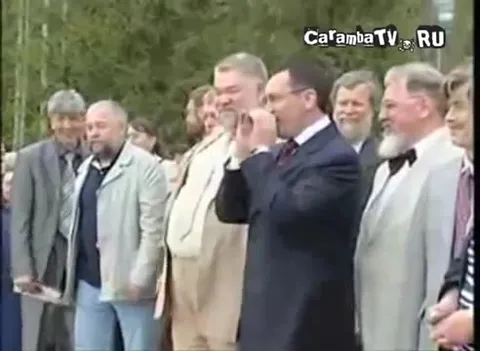 Чиновник внезапно пускается в пляс