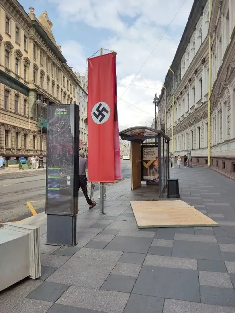На остановке повесили свастику