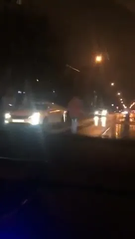 Человек у окна машины в дождь