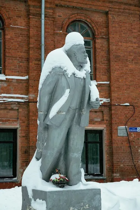 Снег замаскировал памятник