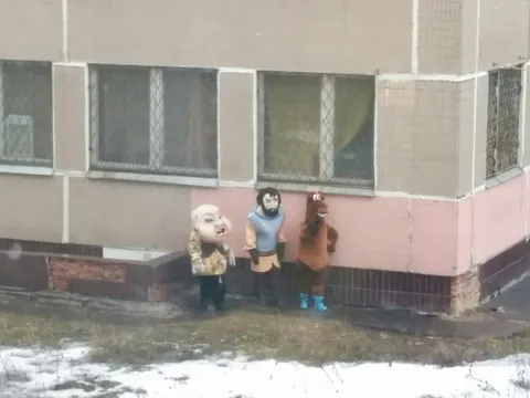 Трое у подъезда зимой