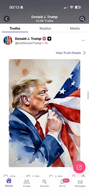 Трамп целует американский флаг